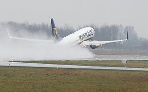 ryanair skrydziai i kipra ir malta